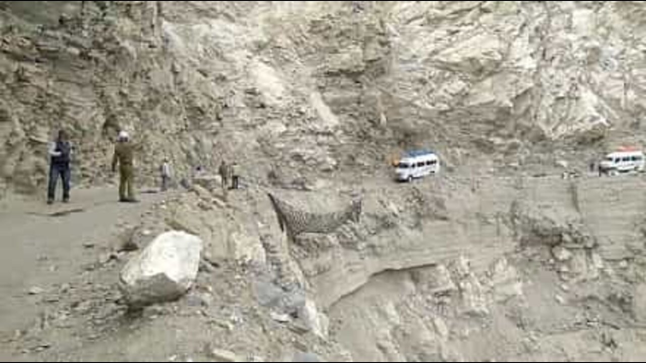 崖で立ち往生するワゴン車