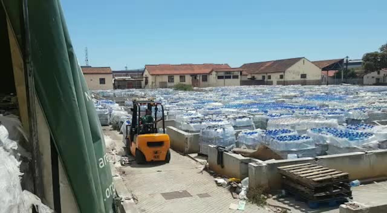 SOUTH AFRICA - Cape Town - Gift of the Givers load water for Grahamstown (Video) (3TM)