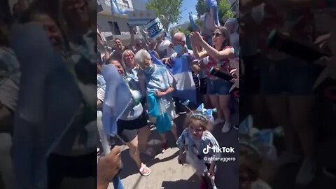 Argentinos comemorando com a abuela o título da Copa - Copa 2022