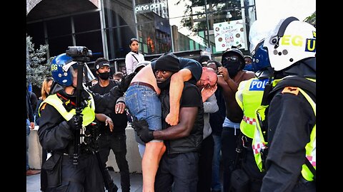 🔥🚨Wow: This is getting Serious Police clash with protesters who breached DNC security perimeter