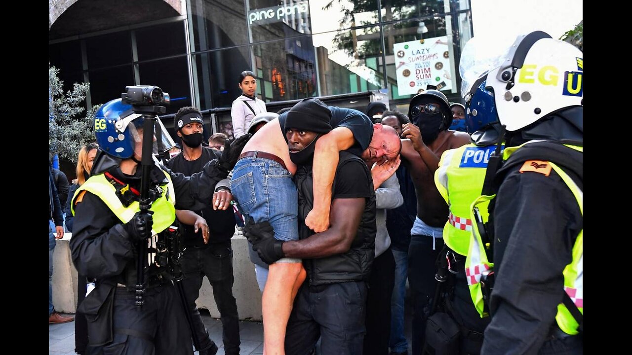 🔥🚨Wow: This is getting Serious Police clash with protesters who breached DNC security perimeter