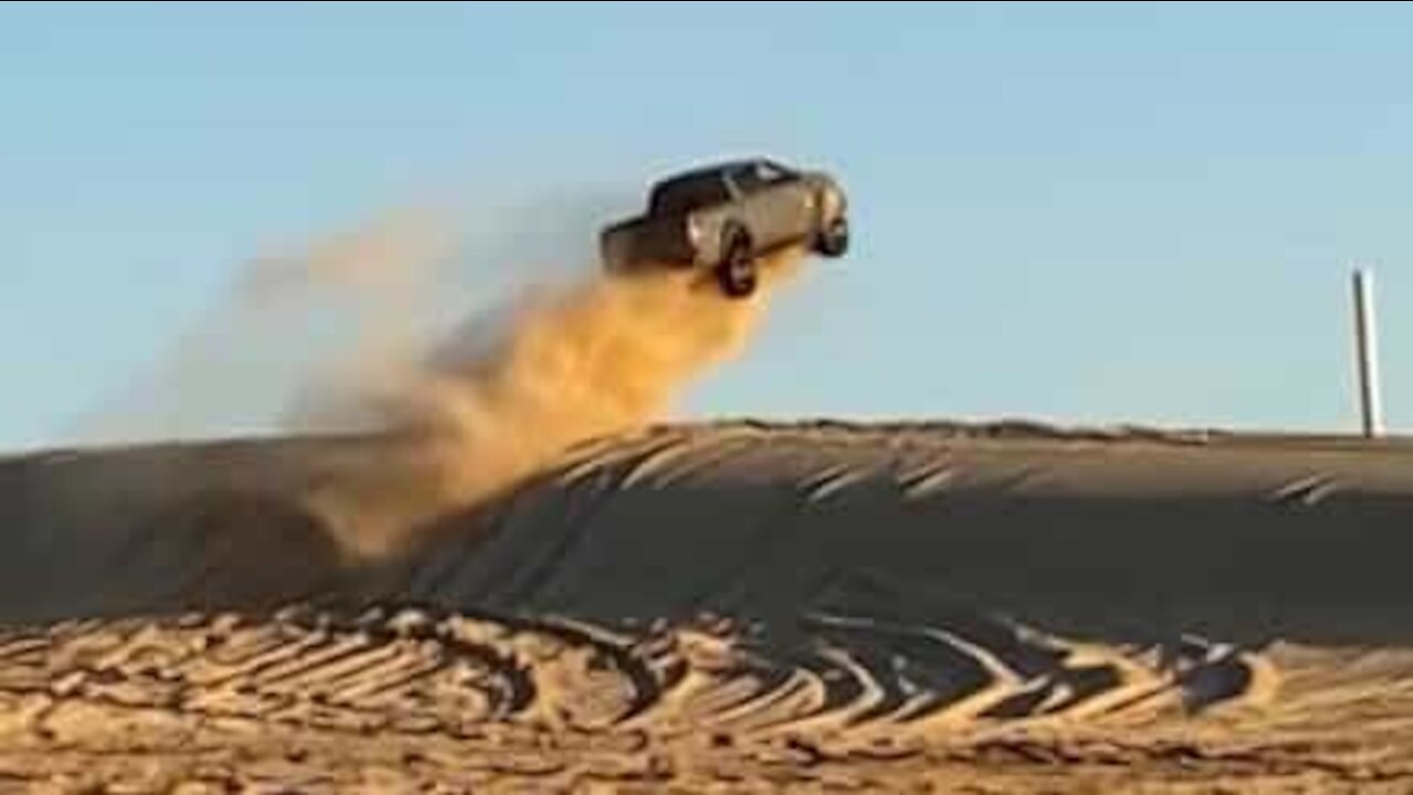 Ces conducteurs font un saut impressionnant sur une dune de sable