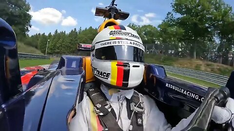 INSANO VETTEL E COULTHARD NO RED BULL RB7 E RB8 EM NURBURGRING