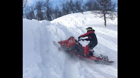 Un accident de motoneige et un ami mort de rire