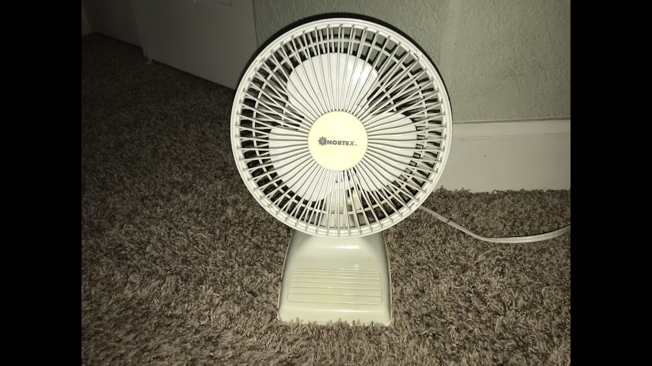 2002 6” Nortex desk fan.