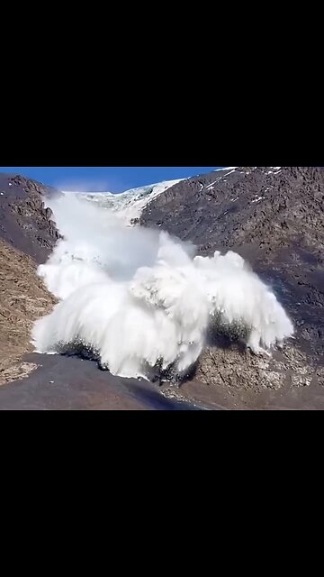 HUGE AVALANCHE🏔️🧗📸MOVES RAPIDLY DOWN MOUNTAINS WHILE HIKING🏔️🚷🗻💫