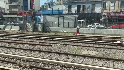 Sujeto random caminando pelogrosame sobre el tercer riel en Ramos Mejía.