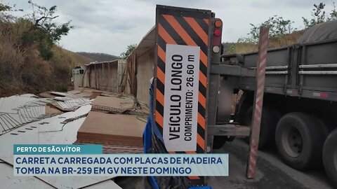 Perto de São Vítor: Carreta carregada com Placas de Madeira tomba na BR-259 em GV neste Domingo.