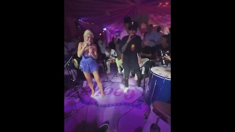 Karoline Lima e Eder Militão dançando em balada de Ribeirão Preto