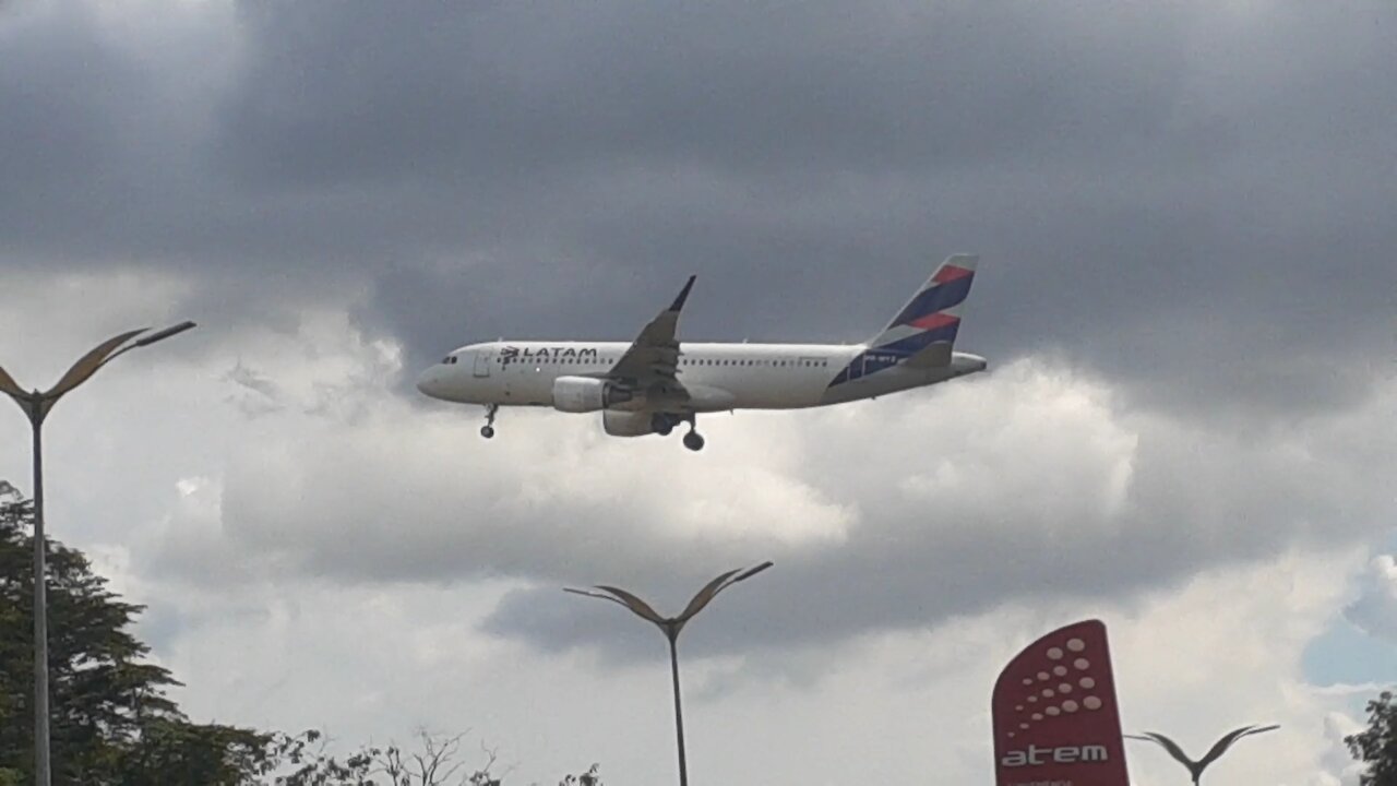 Airbus A320 PR-MYZ on final approach coming from Guarulhos before to land in Manaus