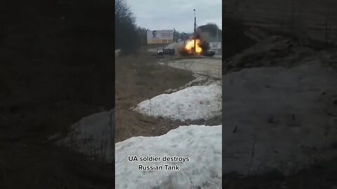 In Ukraine, a soldier completely destroys a Russian tank in valiant action!