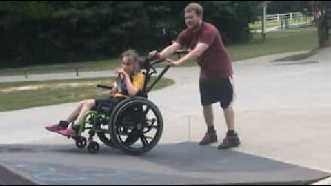 Elle oublie son fauteuil et s'éclate au skate park avec son père