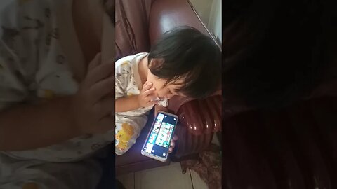 Susah mengatasinya,klw anak kecil ,sudah mengenal hp,diambil hpnya nangis,