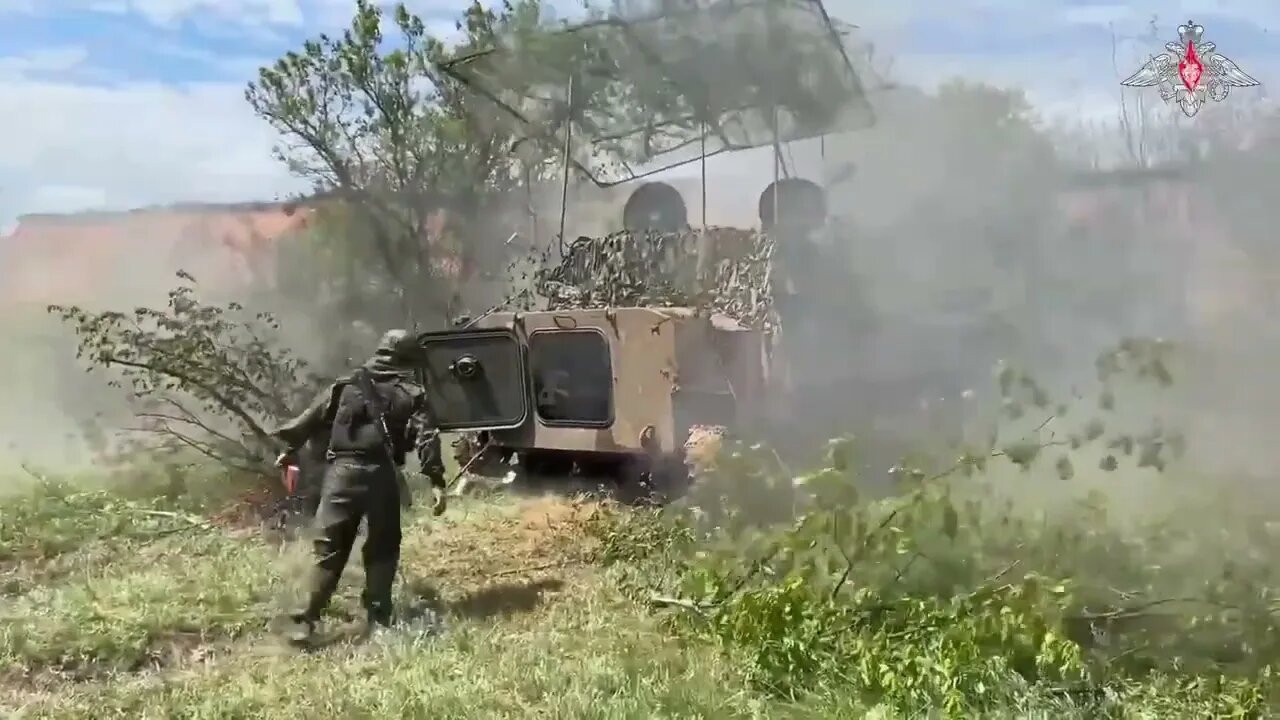 2S1 Gvozdika self-propelled howitzer crews in combat