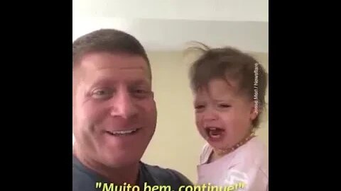 Este pai tem um truque para fazer a filha parar de chorar, e sempre funciona!