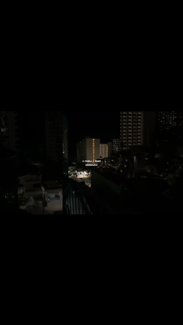 🐚WE’DBEE IN WAIKĪKĪ LOOKING OUT AT THE CITY LIGHTS OF HONOLULU🏄‍♀️