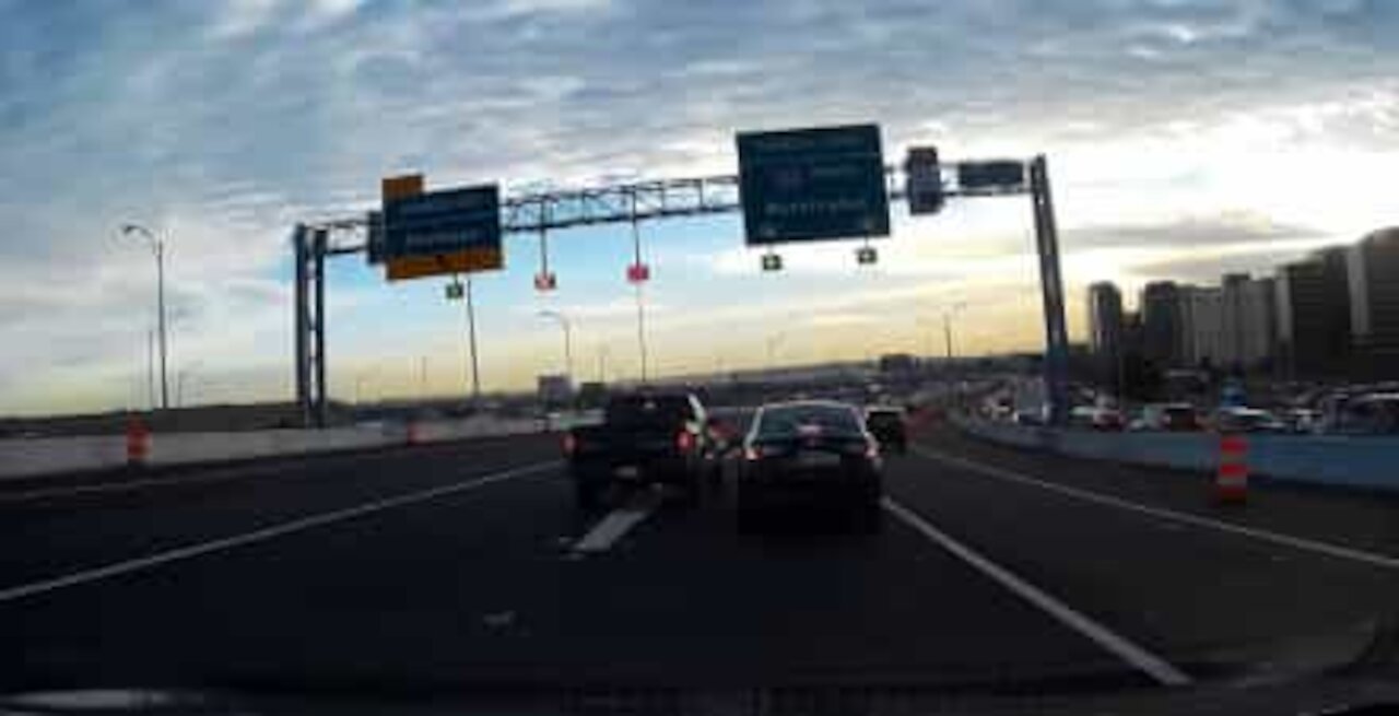 Carrinha pick up executa manobra perigosa nos EUA