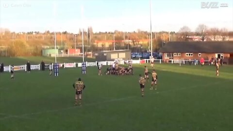 Des rugbymen abattent un poteau de but