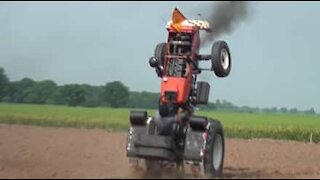 Un jeune fermier joue les acrobates avec un tracteur