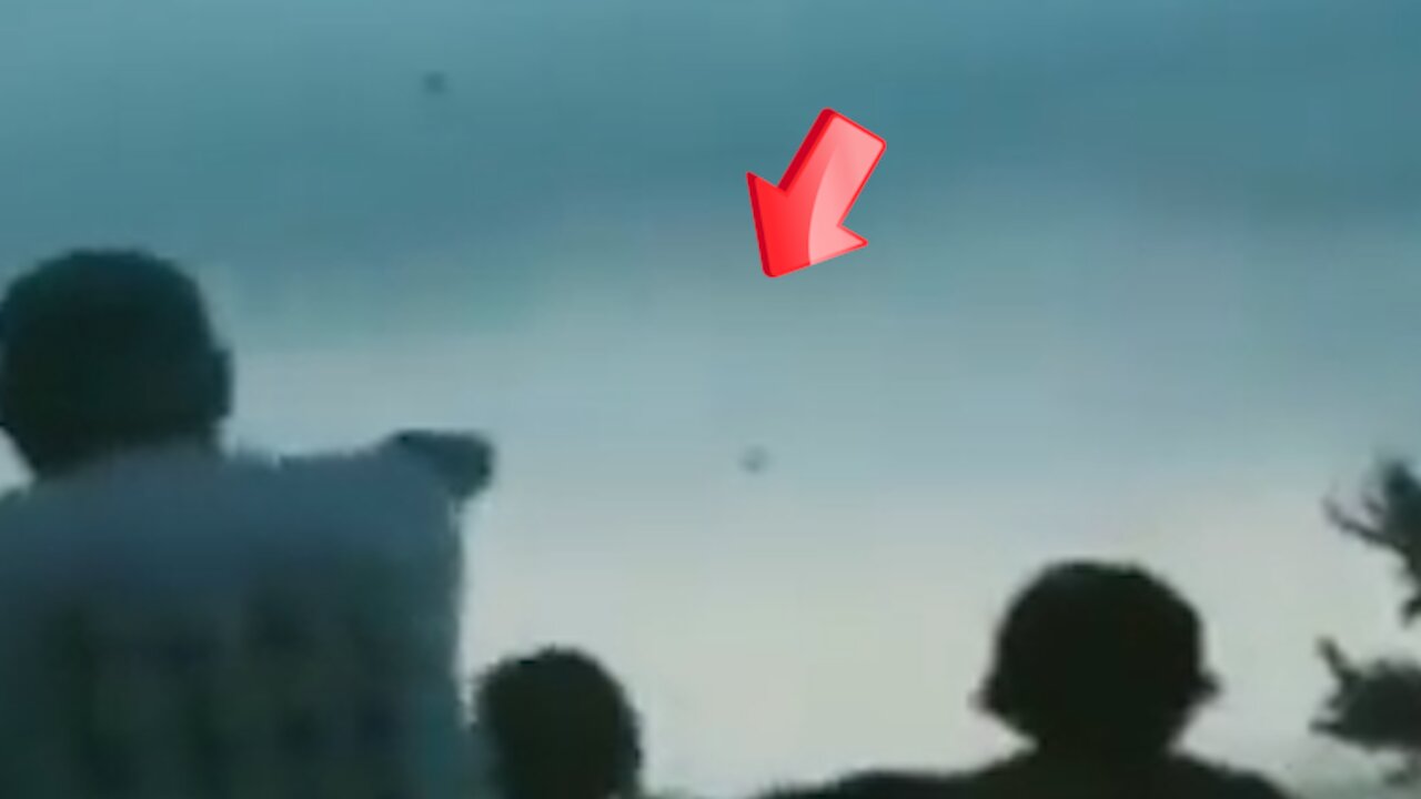 UFO-like object seen in the sky that people were looking at curiously [Space]