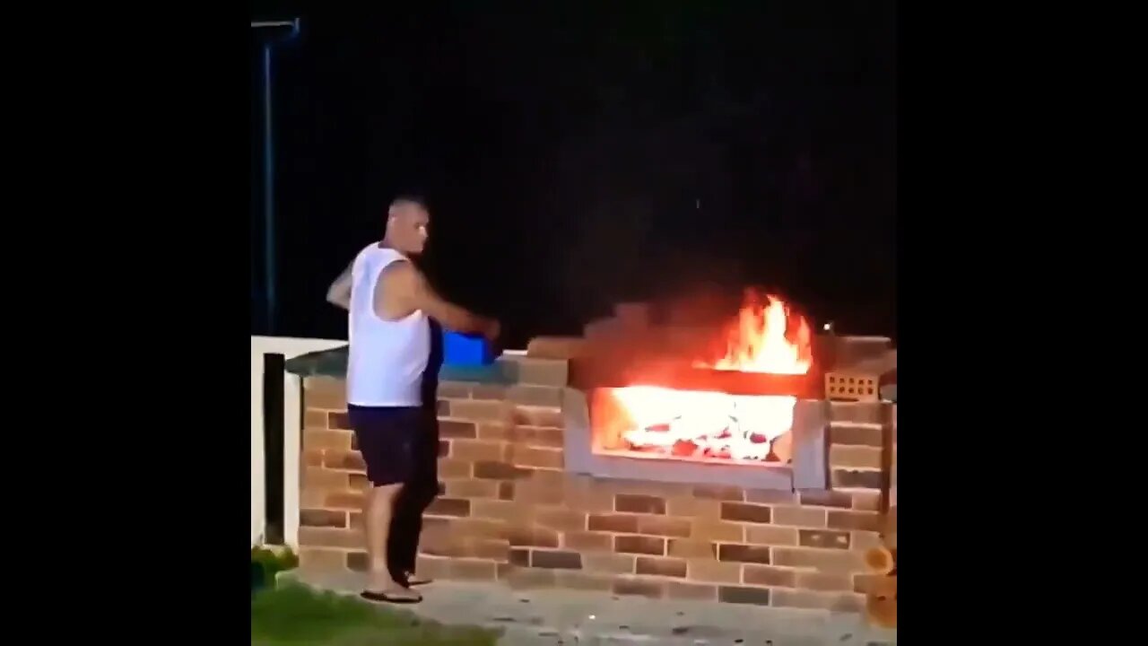 TIOZINHO DO CHURRASCO ENSINANDO ACENDER A CHURRASQUEIRA 🔥🔥🔥 #shorts