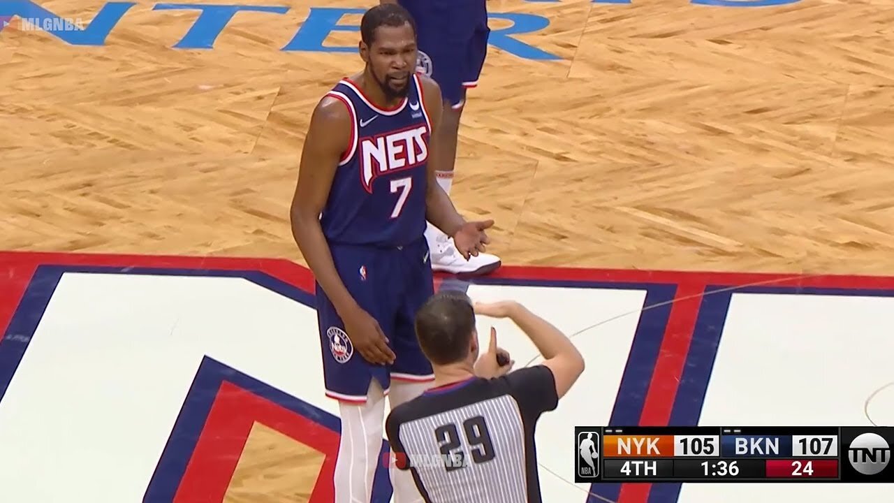 Julius Randle is out here getting cooked by KD and then gets a tech