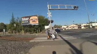 Cette policière sauve la vie d'un homme en fauteuil roulant