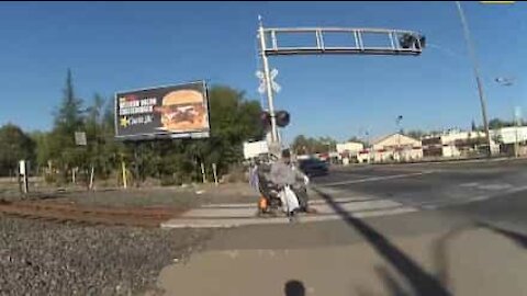 Cette policière sauve la vie d'un homme en fauteuil roulant