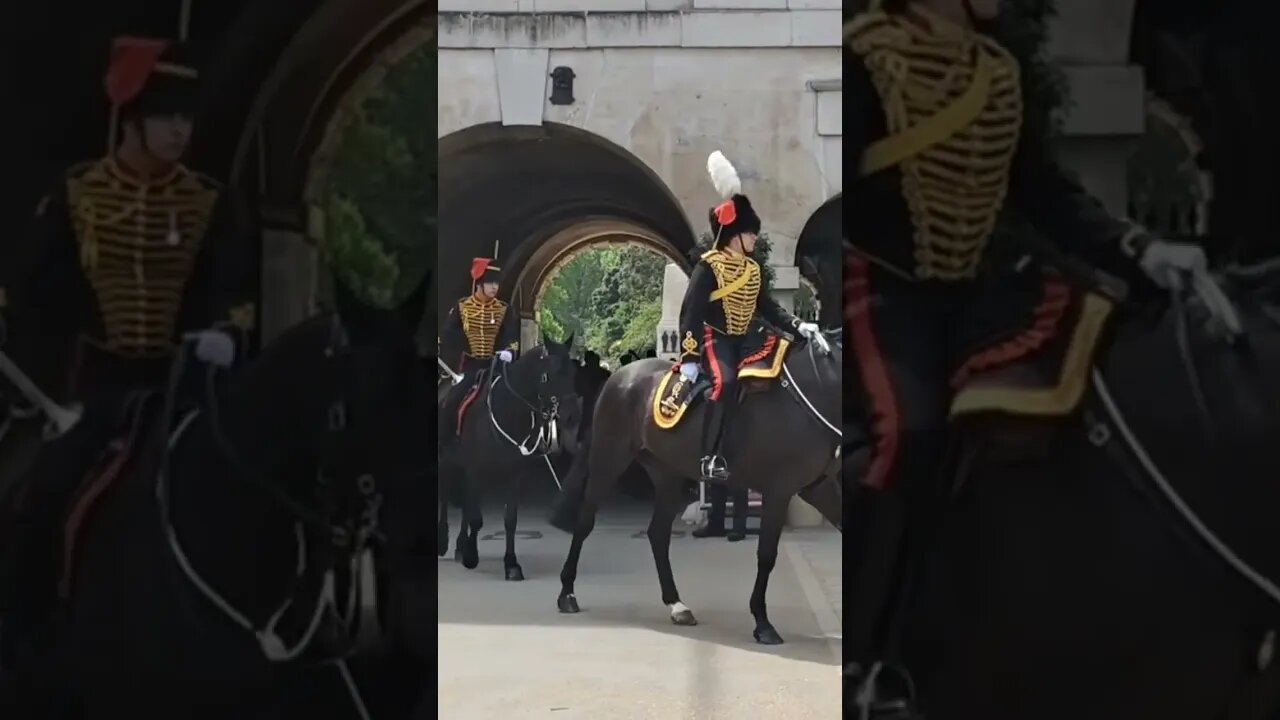 officer and trumpeter arive #horseguardsparade