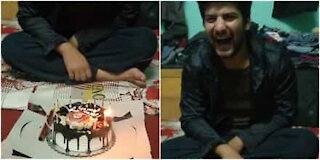 Festeggiato non riesce a spegnere le candeline