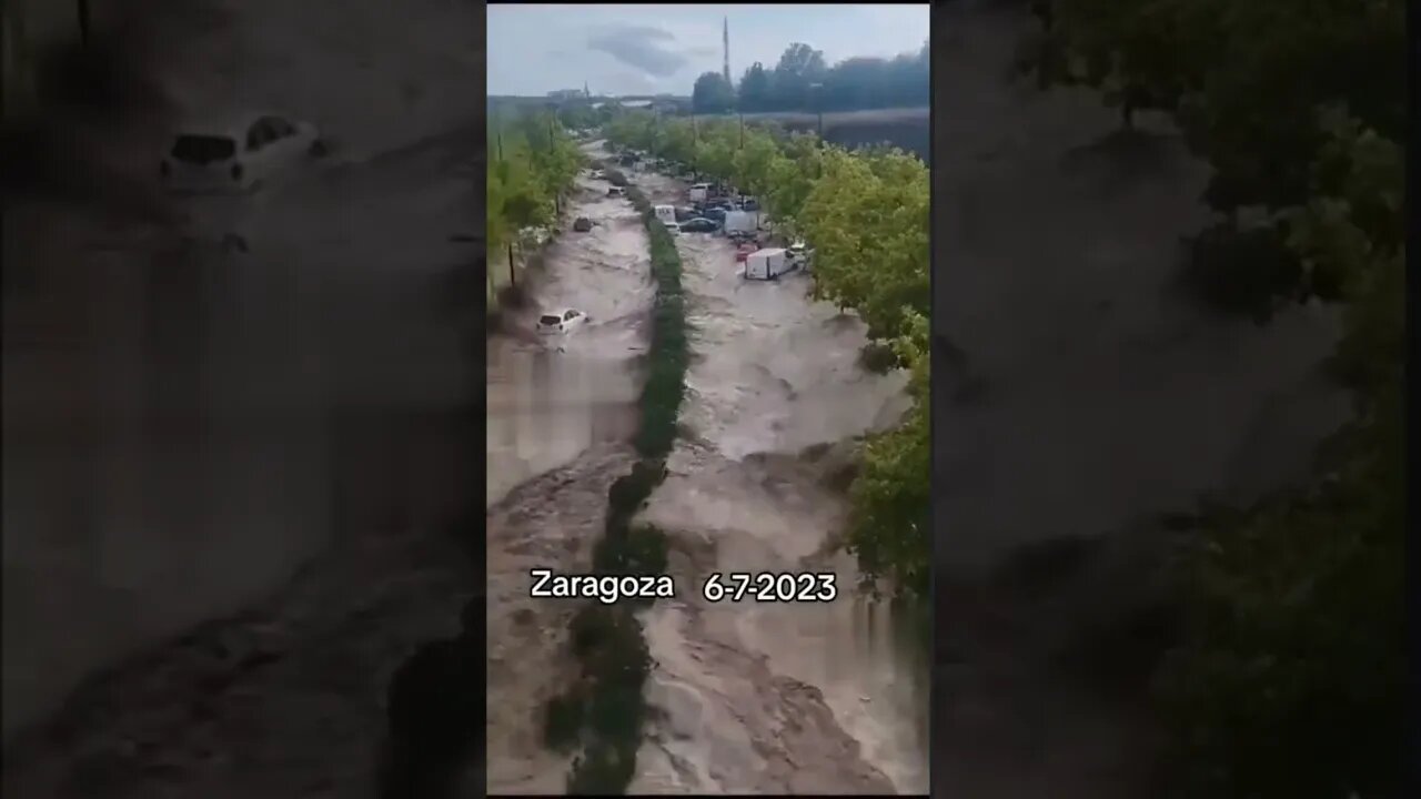 Spagna, Violenta alluvione a Saragozza: Automobilisti intrappolati #shorts #shortsfeed #shortsvideo