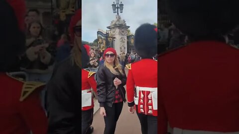 make way woman on phone does not see the kings Guards Buckingham Palace