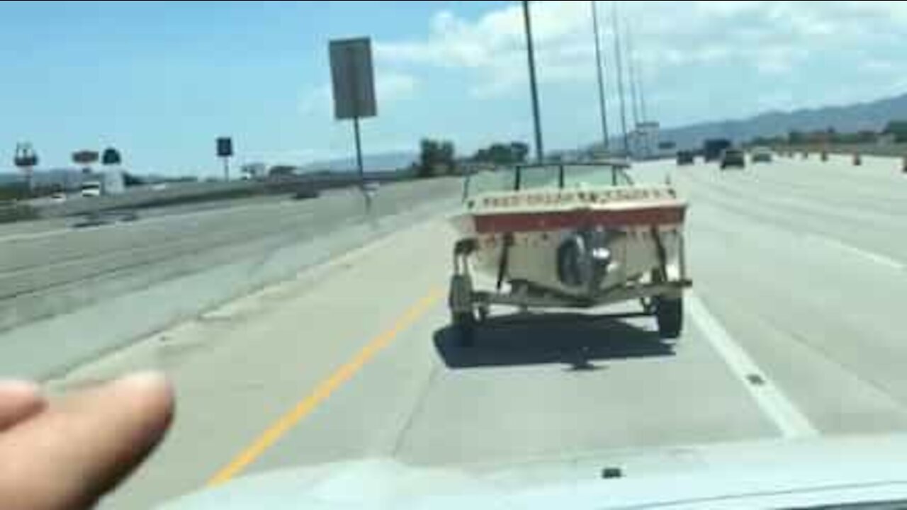 Un bateau à la dérive vu sur l'autoroute