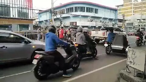 🔴🎄MOTO BIKE RUNS INTO BACK OF PICKUP, RIGHT IN FRONT OF IRISH PUB BALIBAGO