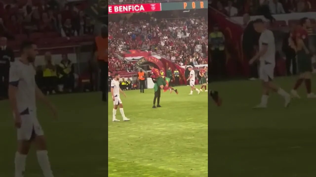 Torcedor invadindo o campo e abraçando CR7