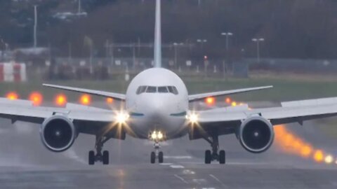 Super cool landing of planes