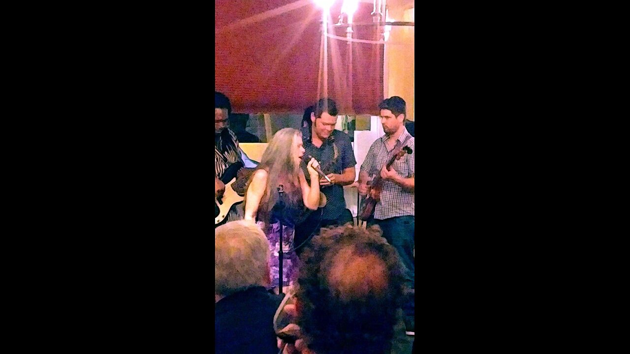 Barbara singing Ain't no sunshine at the Burns Court Cafe, Aug 17,2019