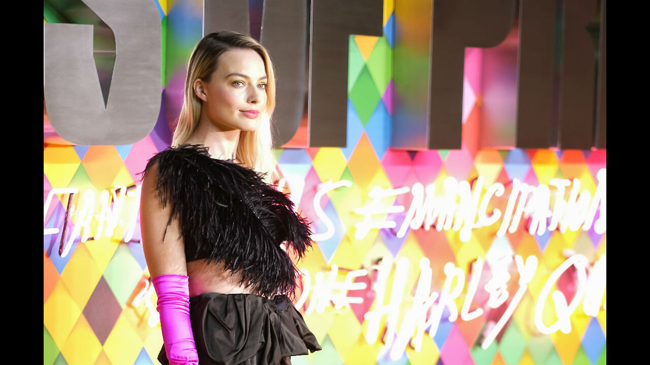 Margot Robbie struggles with Thanksgiving cooking: ‘I try and it, literally and figuratively, goes up in flames’