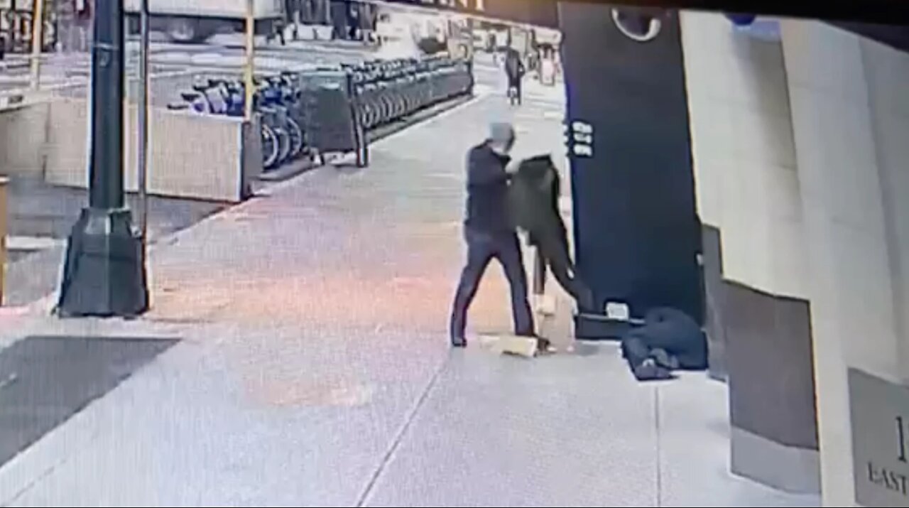 Disgusting:Good Samaritan gets robbed by man he went to help.disturbing video footage here