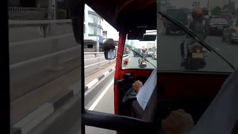 A three-wheeler ride in Colombo