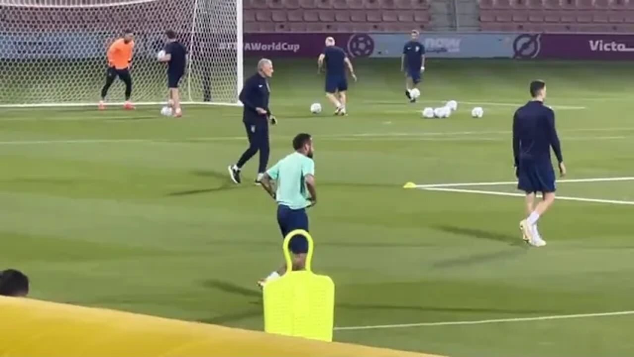 04/12 - Neymar chegando ao treino da seleção brasileira para a Copa