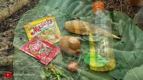 30 # camping hujan deras di pondok kayu lapuk __ tidur nyenyak dalam shelter alami