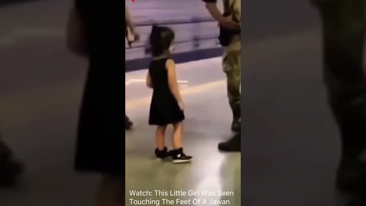 Watch: This Little Girl Was SeenTouching The Feet Of A Jawan😍 #shorts #trending #viral