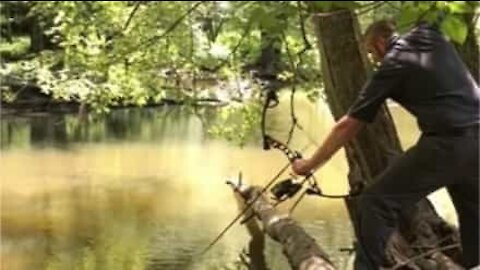 Cet homme a échappé à sa flèche de justesse