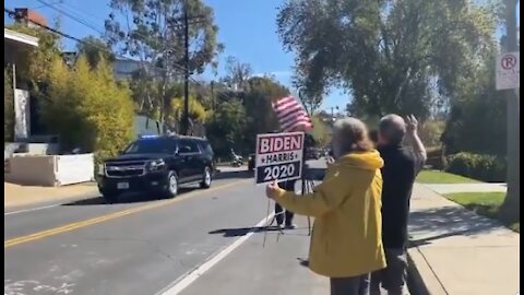 WOW! 'Crowd' of 2 welcomes Kamala Harris home 😂