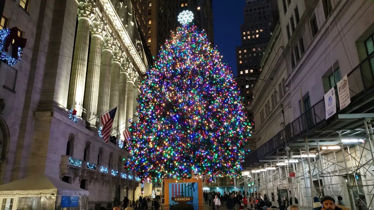 Wall Street Christmas Tree 4K 🎄