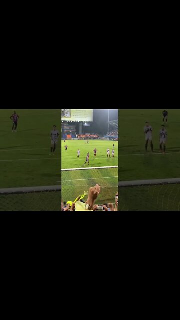Port FC vs Bangkok United - Hamilton penalty shot in the rain