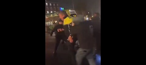 garda mobbed on oconnell bridge