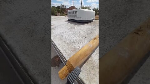 Tecto da caravana, lavar e impermeabilizar é preciso.