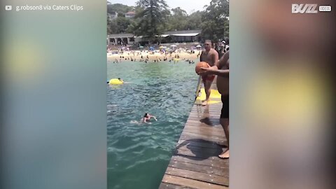 Cet homme fait une bombe dans la piscine et fait voler un ballon dans les airs